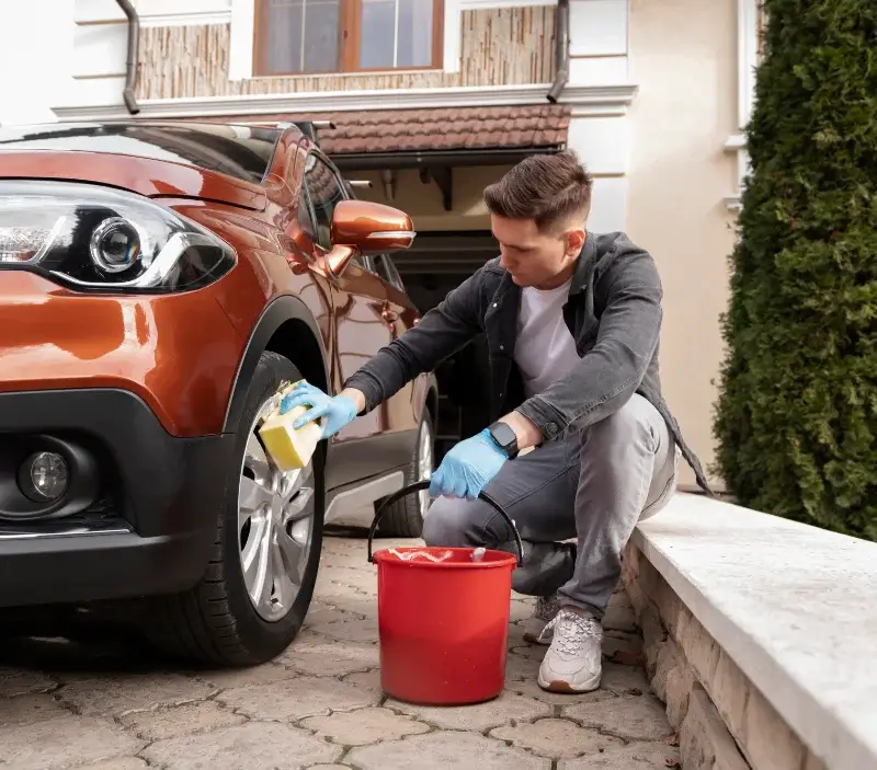 Lavage auto à domicile Arrentières : professionnel intervenant sur un véhicule